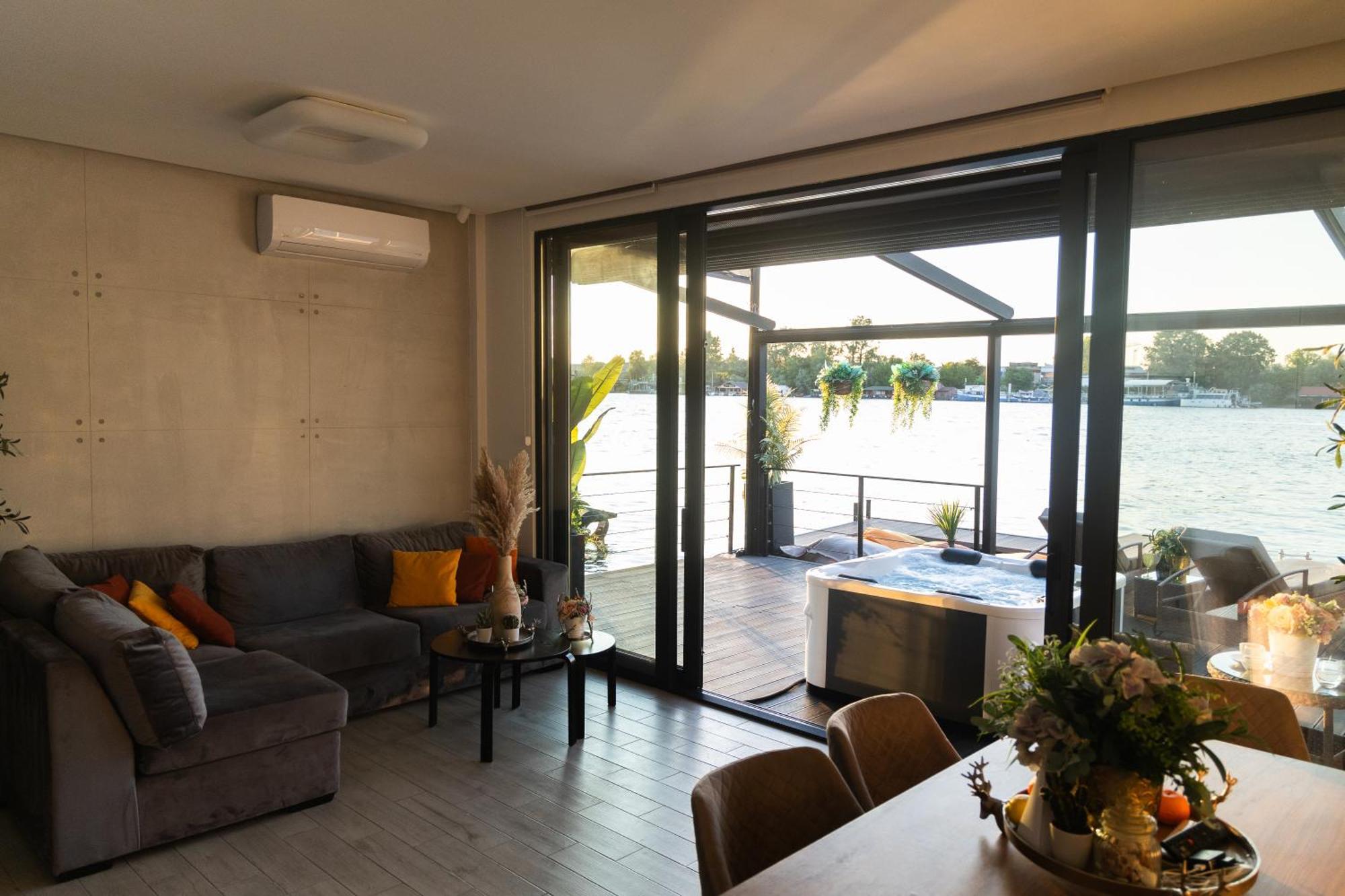 Ada Moment Splav- Kuca Na Reci Beograd- Floating House On Sava River ,Belgrad Dış mekan fotoğraf