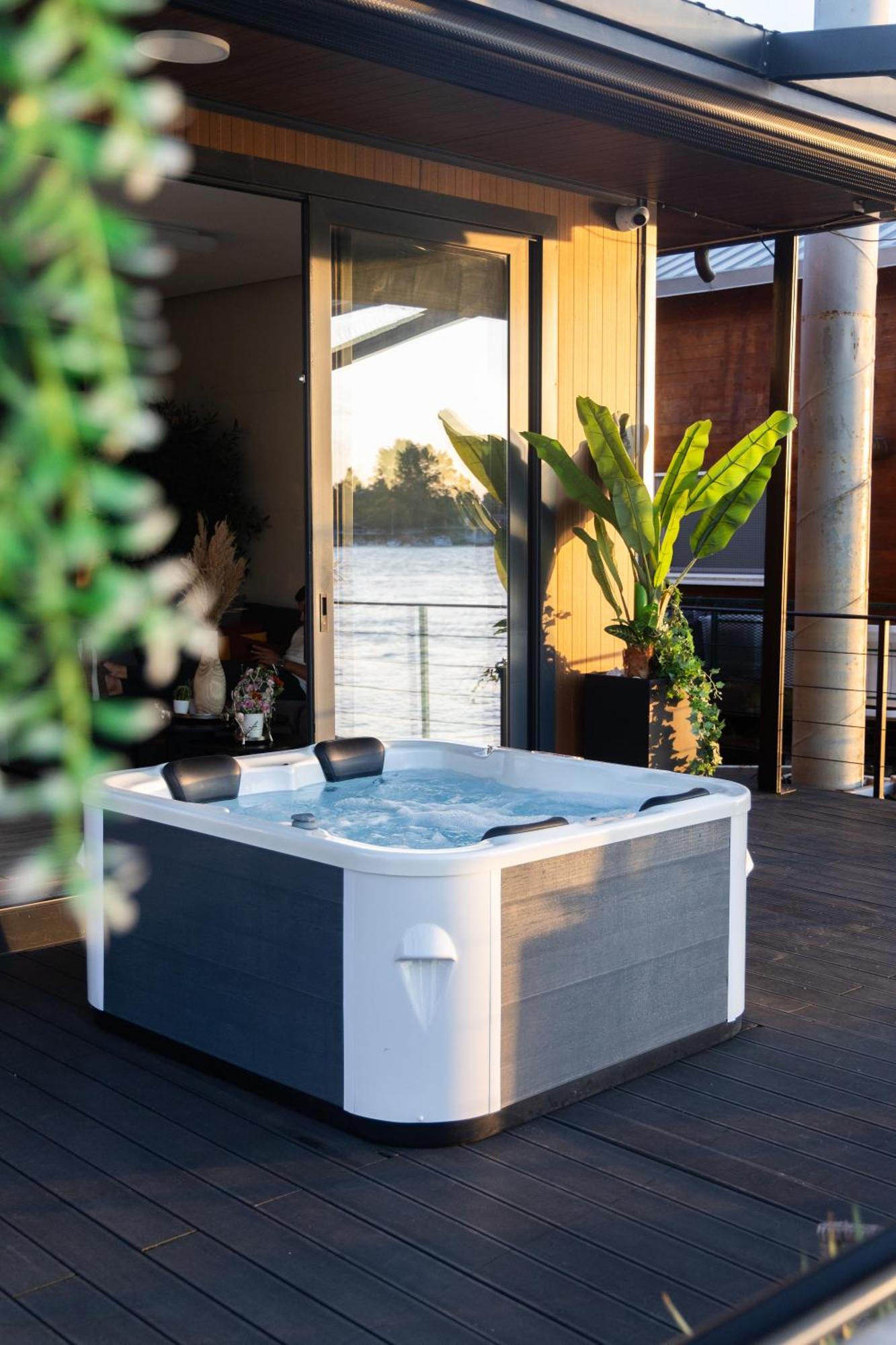 Ada Moment Splav- Kuca Na Reci Beograd- Floating House On Sava River ,Belgrad Dış mekan fotoğraf